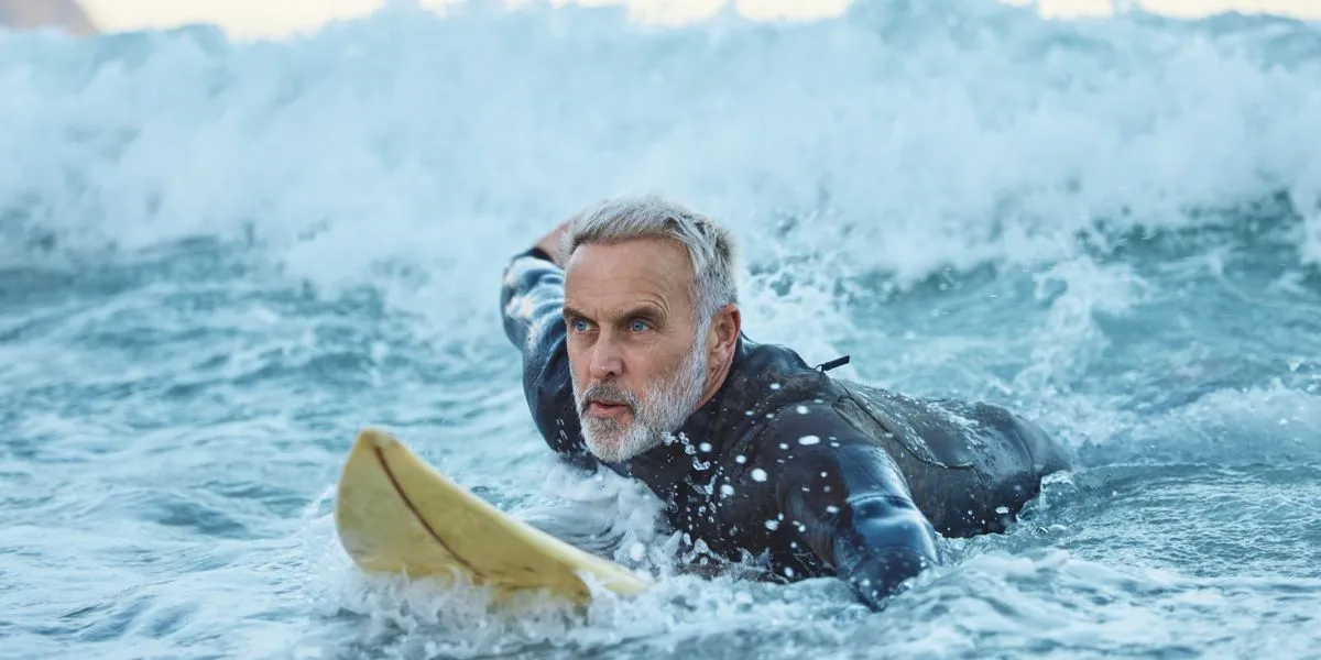 Homme de 50 ans surfant Homme de 50 ans surfant