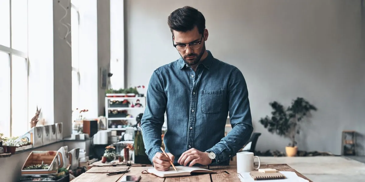 Homme réalisant une activité cognitive