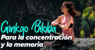 Una mujer meditando al aire libre en una posición de yoga, con un paisaje de montaña y árboles en el horizonte.