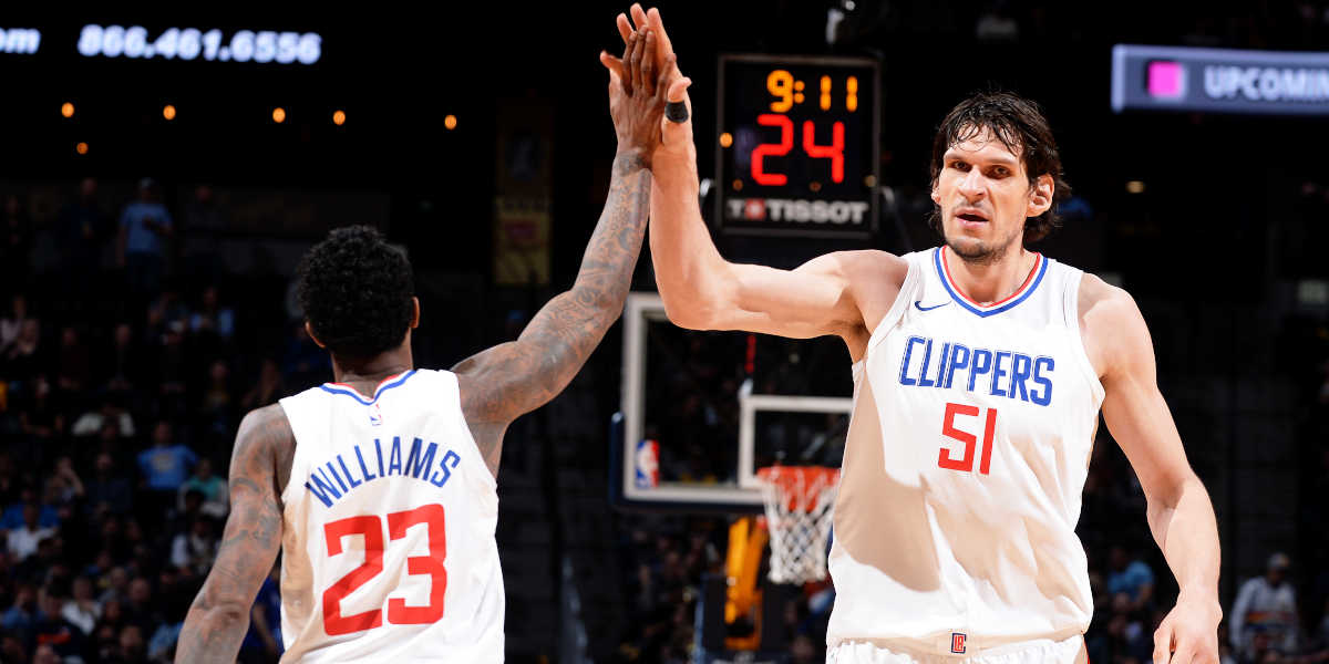 ¿Qué características físicas diferencian a un base y un pívot baloncesto?