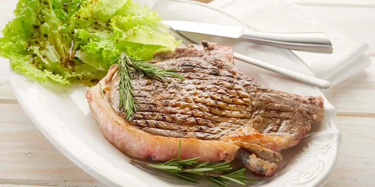 Rindersteak mit Salat