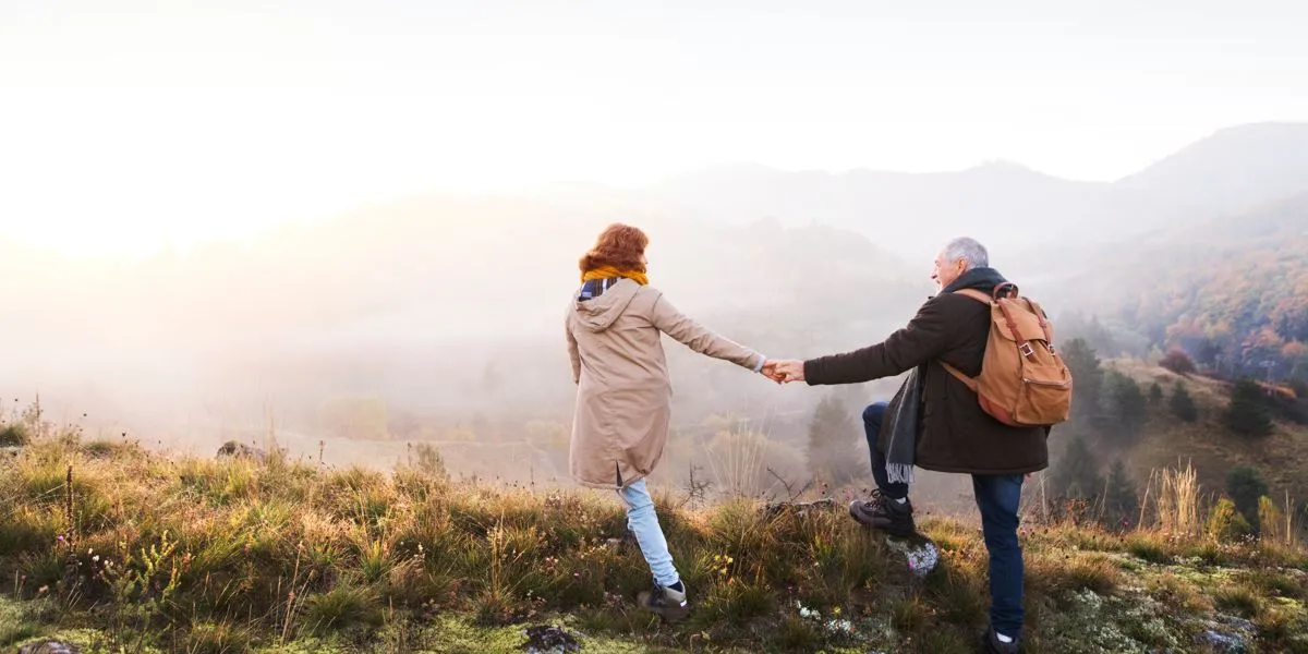 Seniorenpaar beim Spaziergang in der Natur