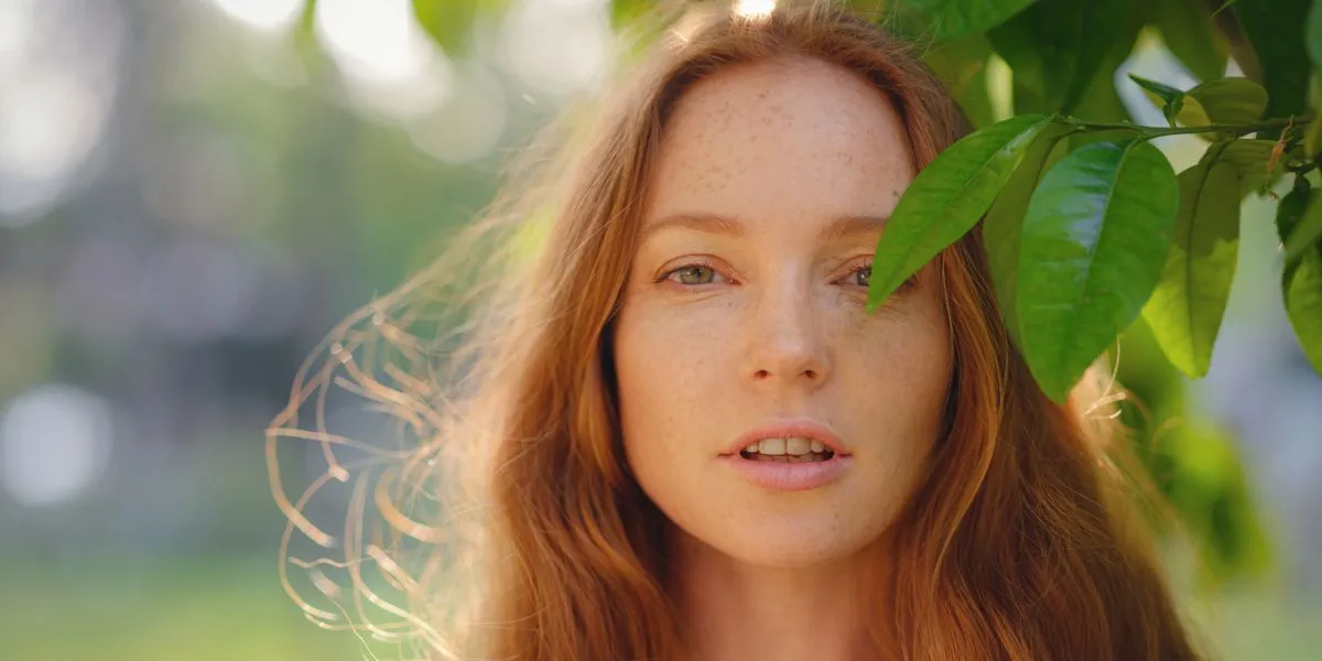 Rothaarige Frau mit gesunder, strahlender Haut