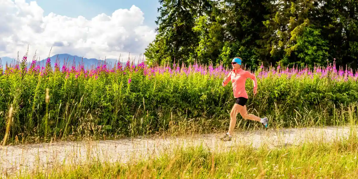 Mujer corriendo por el campo