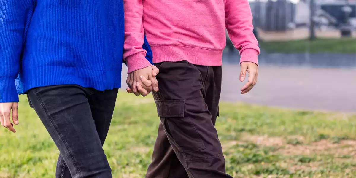 Pareja caminando de la mano