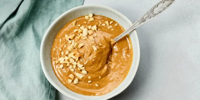 Queso Cottage con crema de cacahuete: El snack nocturno ideal para tus músculos Queso Cottage con crema de cacahuete: El snack nocturno ideal para tus músculos