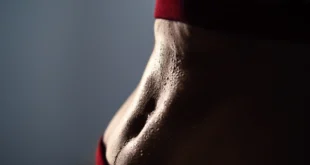 Mujer realizando ejercicio de vacío abdominal