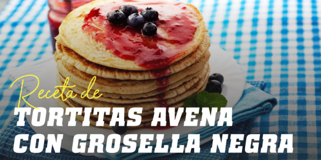 Tortitas de Avena con Yogur Griego y Grosella Negra