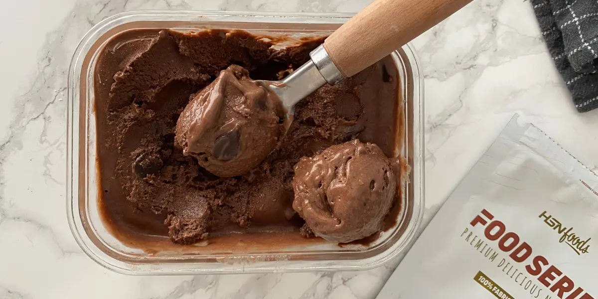 Helado proteico casero de chocolate