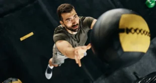 ¿Cómo hacer los Wall Ball Shot o lanzamientos de balón en CrossFit?