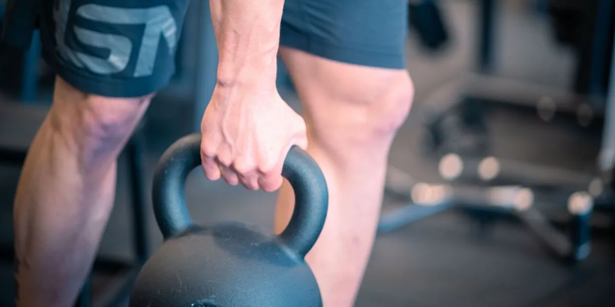 ¿Qué ventajas aporta la kettlebell frente a las mancuernas?