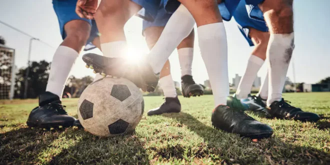 Cómo prevenir y tratar una lesión de rodilla en el fútbol