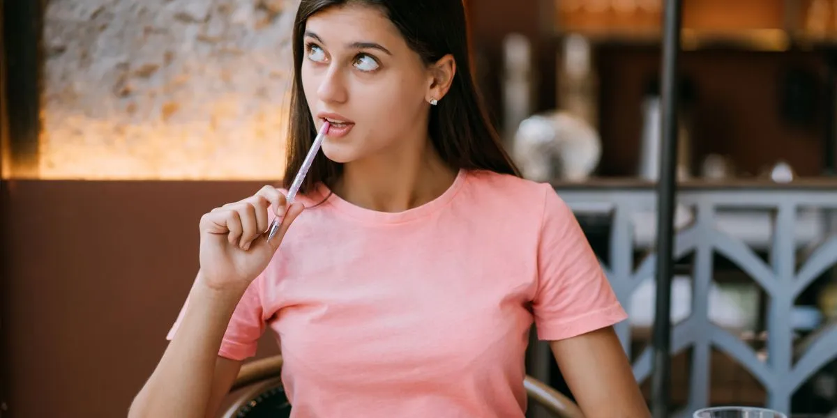 Joven chica realizando un ejercicio de memoria Joven chica realizando un ejercicio de memoria