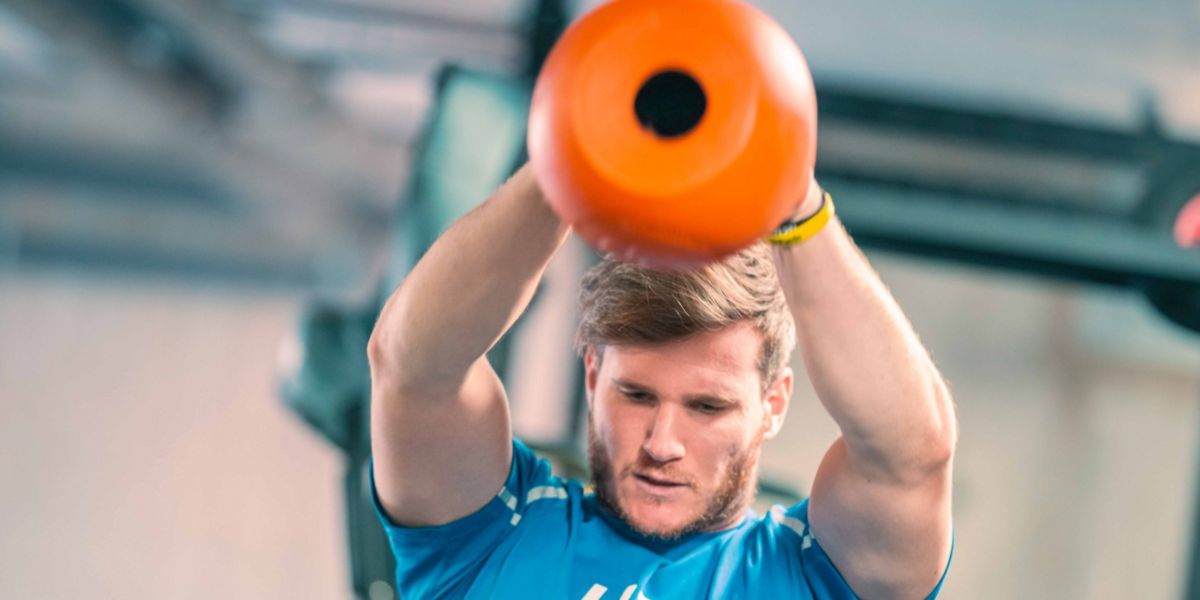 Ejercicio funcional con pesa rusa