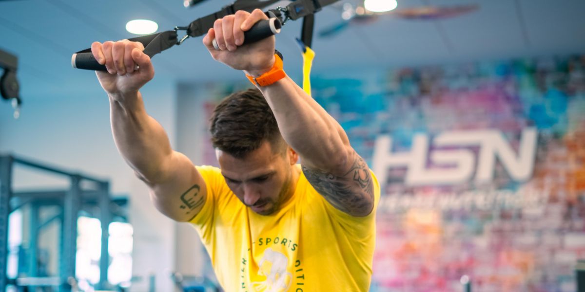 Ejercicio de tríceps en entrenamiento en suspensión