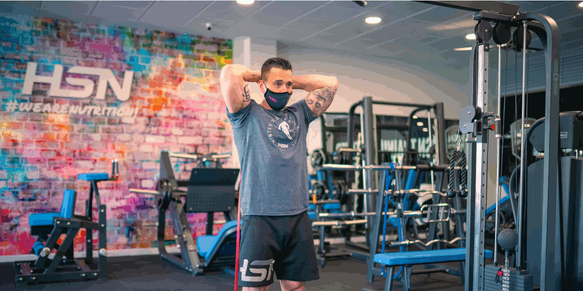 Band Triceps Overhead Extension con bandas elásticas