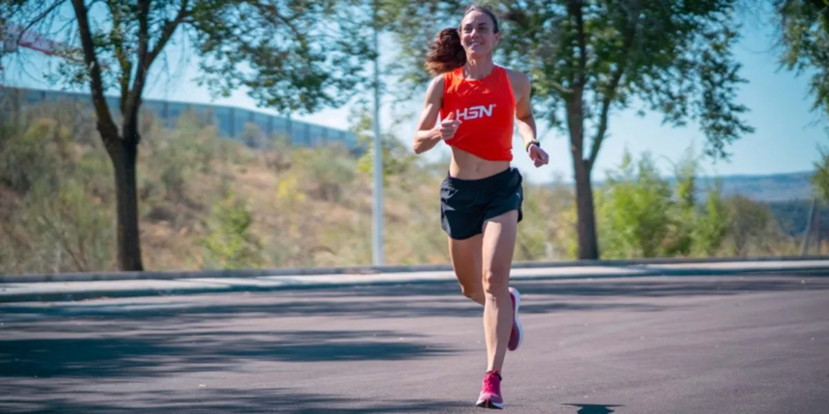 Mujer deportista corriendo con la mente concentrada