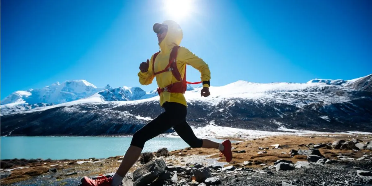 Athlète courant dans la montagne