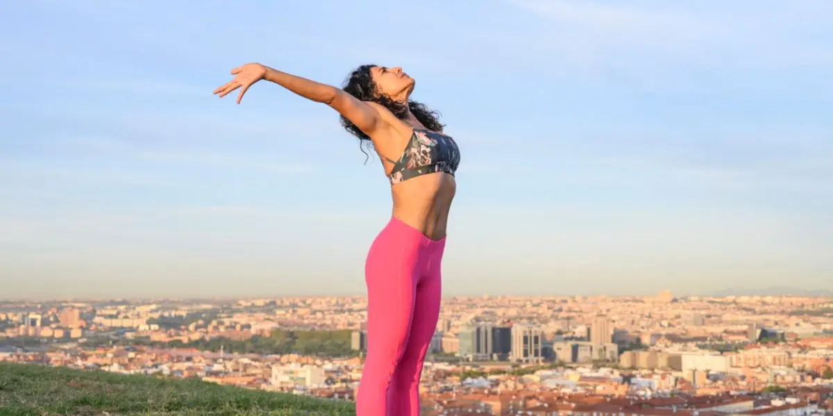Mujer practicando el método low pressure fitness en un parque Mujer practicando el método low pressure fitness en un parque