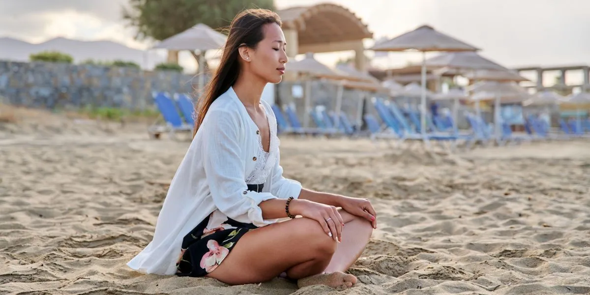 Chica relajada en la playa Chica relajada en la playa