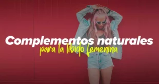 Una mujer con el cabello teñido de rosa y gafas de sol blancas posa con las manos en la cabeza con satisfacción sexual