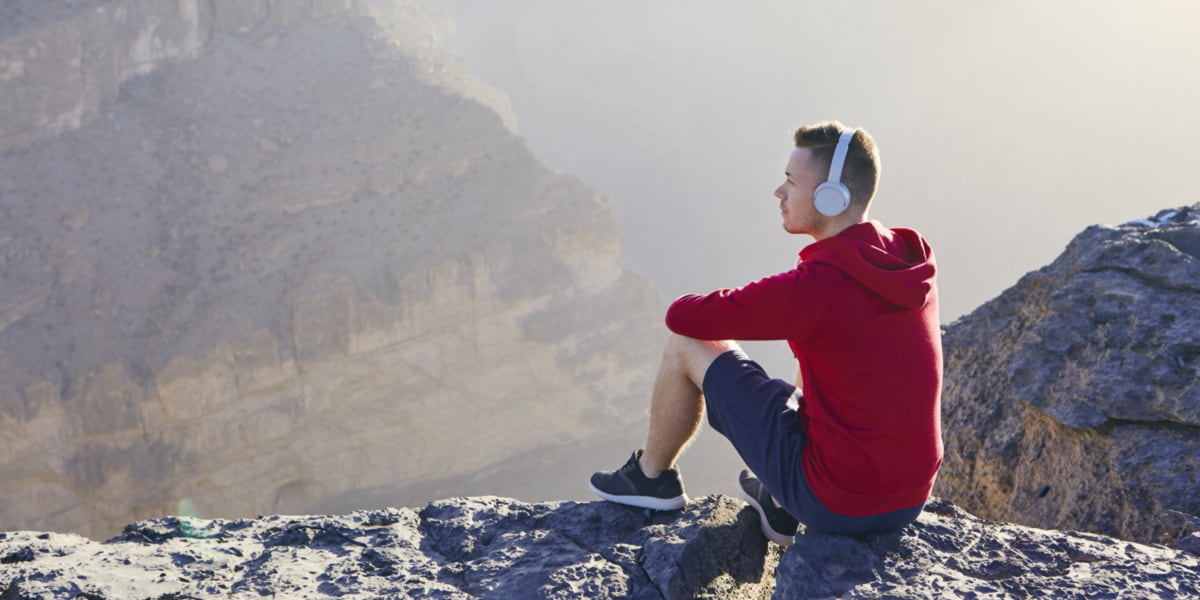 Hombre descansando después de entrenar por la montaña Ejercicio y Cambios a Nivel Hormonal