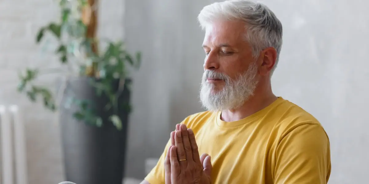 Hombre meditando en su casa Hombre meditando en su casa