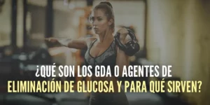 mujer en ropa deportiva levantando una pesa en un gimnasio, con un fondo desenfocado que muestra equipo de ejercicio