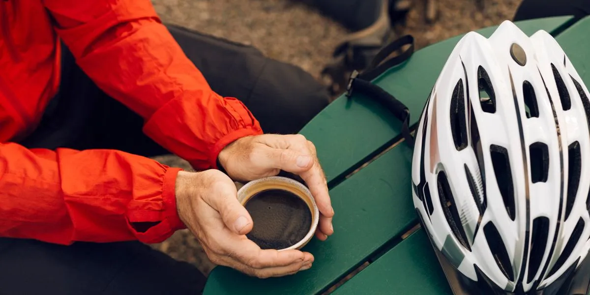Ciclista tomando café