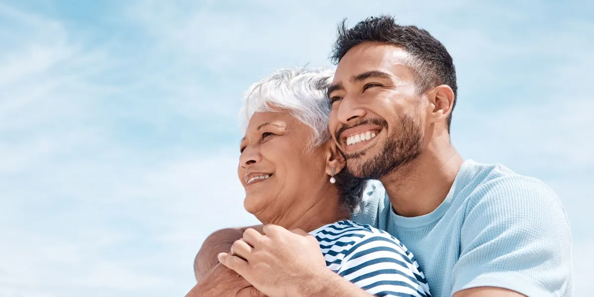 Madre e Hijo mirando al horizonte sonriendo