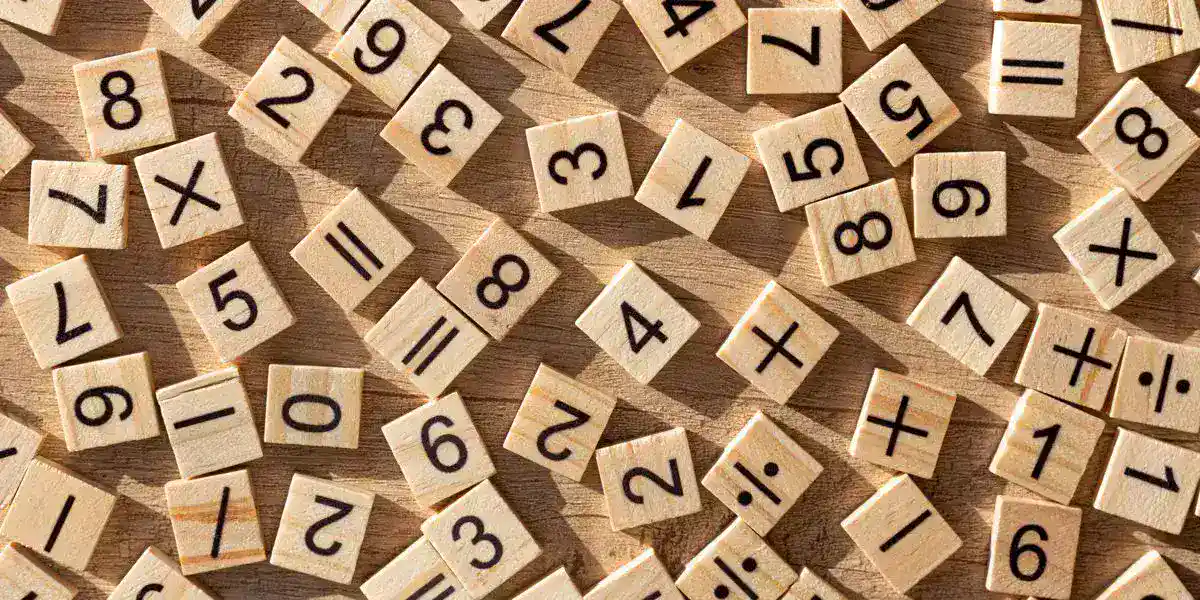 Números y signos matemáticos en madera para realizar cálculos