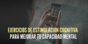 Mujer estimulando la capacidad mental realizando un sudoku