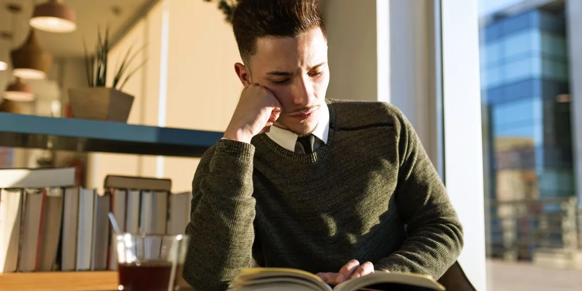 Hombre joven culto practicando la lectura activa