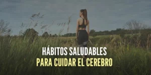 Mujer camina por la naturaleza como hábito diario para la salud del cerebro