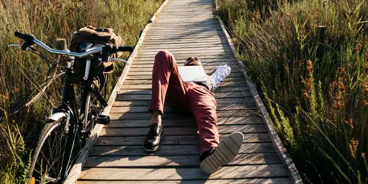 Paseo por el campo en bici y descanso para relajarse tumbado mirando el cielo