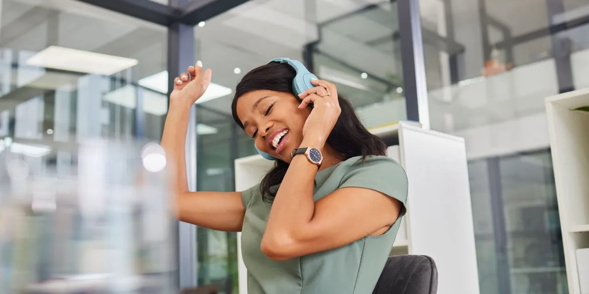 Chica escuchando música relajada sin estrés