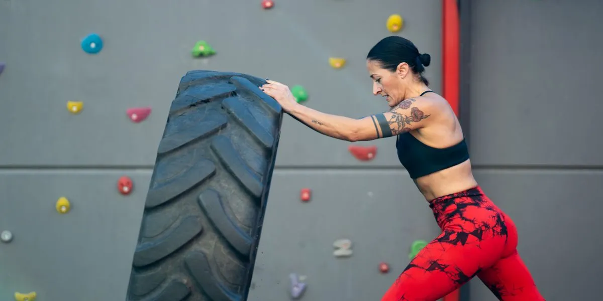 Mujer en menopausia que entrena cross-training
