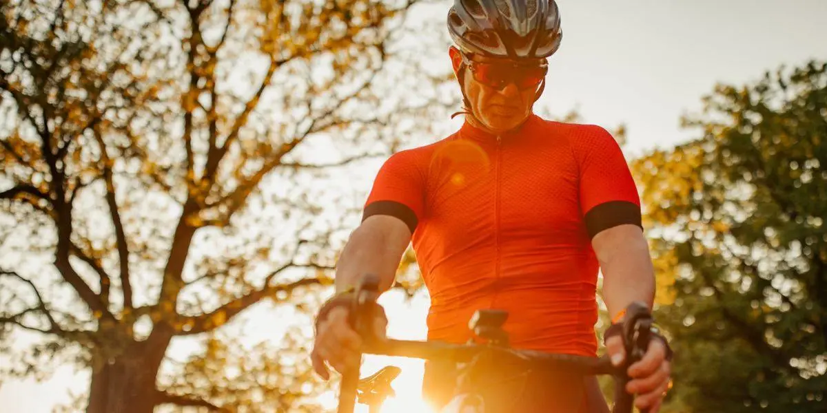 Ciclista in pausa guarda il contachilometri Ciclista in pausa guarda il contachilometri