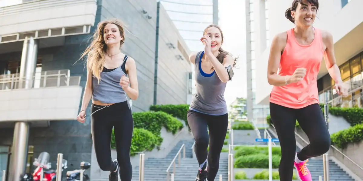 3 donne che corrono in città 3 donne che corrono in città