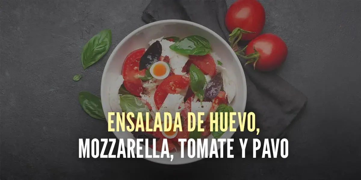 Ensalada de huevo, mozzarella, tomate y pavo Ensalada de huevo, mozzarella, tomate y pavo