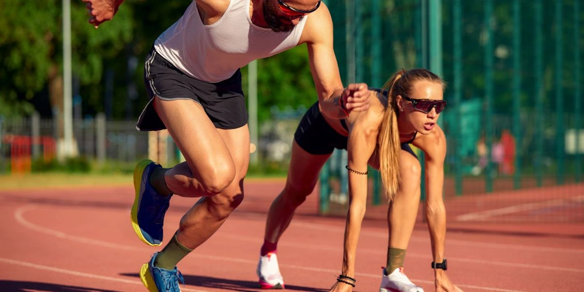 Sportler beim Training auf der Laufbahn