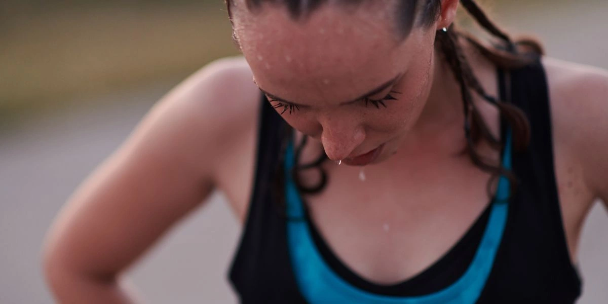 Sportler schwitzt während des Trainings