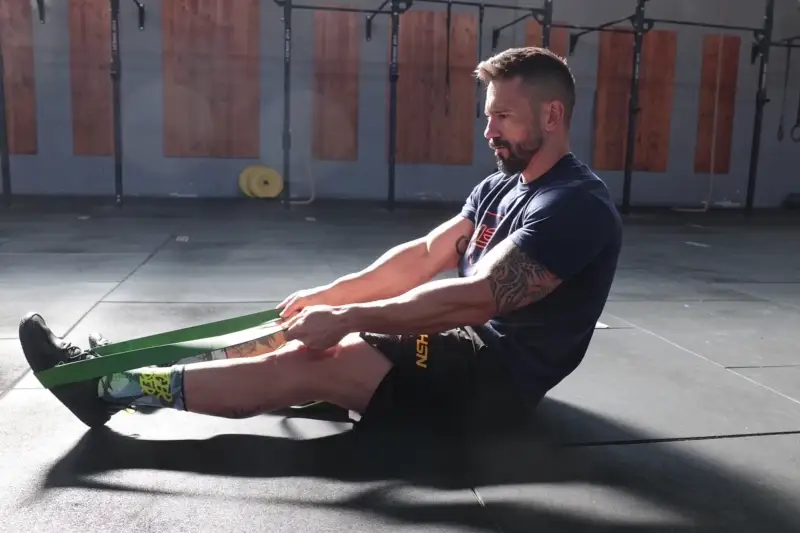 Schienbein-Dehnung mit Band im Sitzen