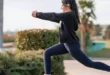 Mujer en el parque haciendo zancadas