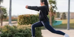 Mujer en el parque haciendo zancadas