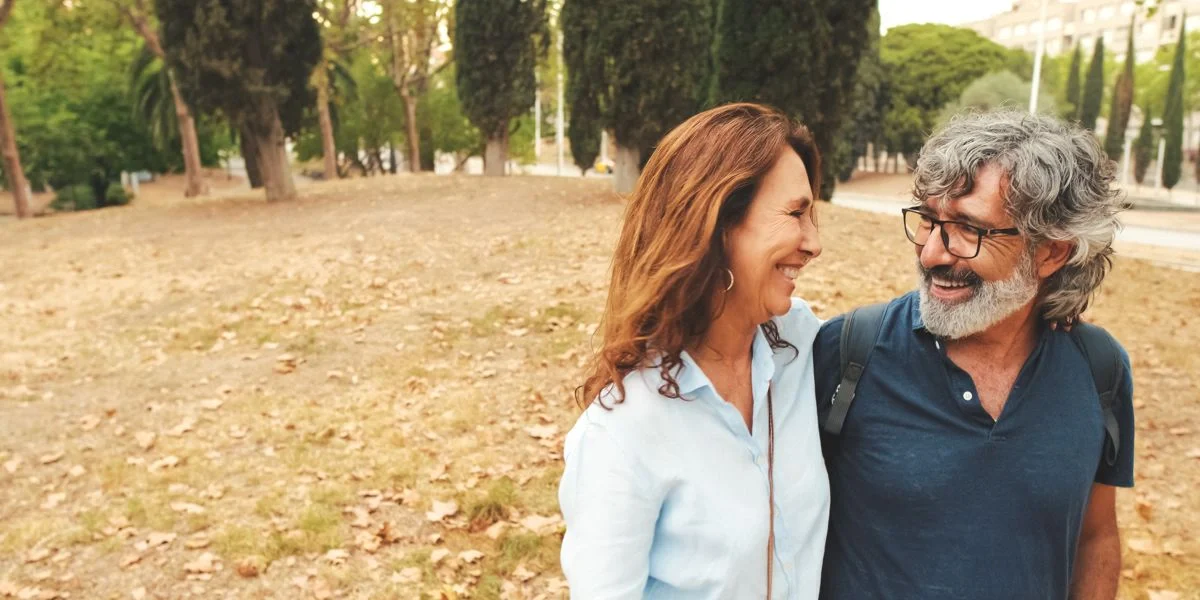 Coppia felice che passeggia nel parco Coppia felice che passeggia nel parco