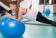 Mujer realizando ejercicio con fitball