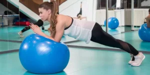 Mujer realizando ejercicio con fitball