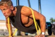 Hombre realizando flexiones con bandas elásticas