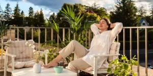 Mujer relajada sentada en un parque con estanque